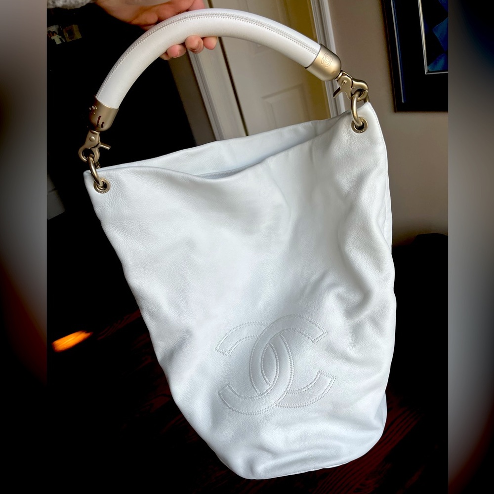 CHANEL White CC Bucket Handbag Calfskin Leather - Picture 3 of 4